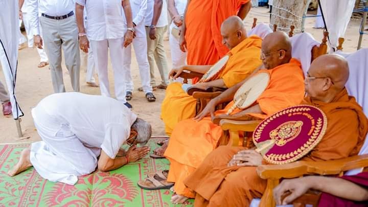 President Gotabaya worshiping Buddhist monks